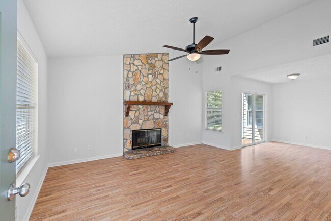 Building Photo - 3 Bedroom, 2 Bath Home Within Walking Dist...