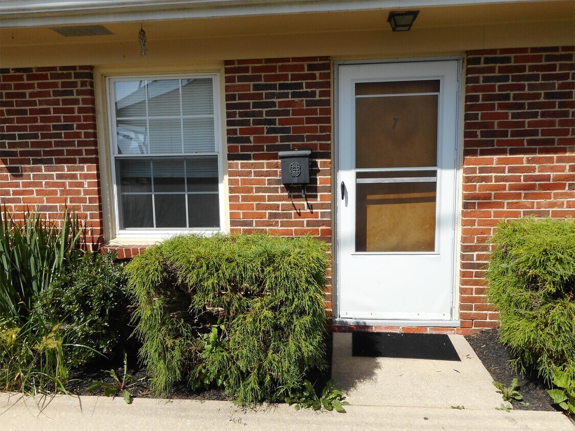 Primary Photo - 301 Strawberry Ln
