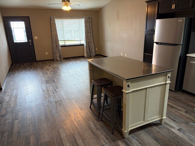 Foto del edificio - Modern 3-Bedroom Gem with Spacious Basement and Fenced Yard in Box Elder