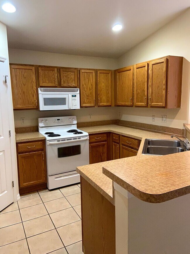 Photo - 613-615 Hawthorne Ave S Apartment