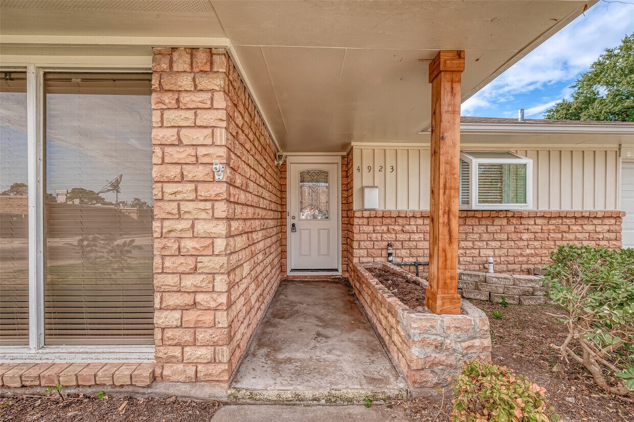 Primary Photo - 4923 Poinciana Dr