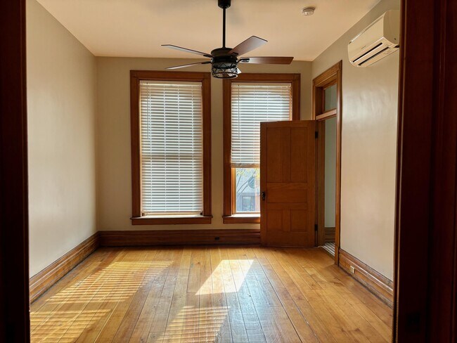 Foto del edificio - 226 W Madison St