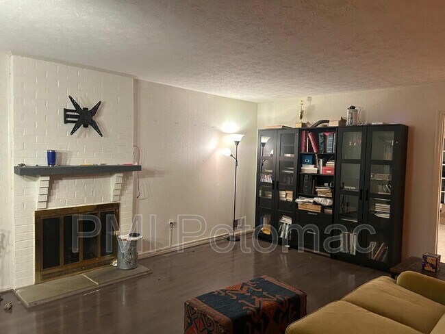 Foto del edificio - 1718 Crestview Dr