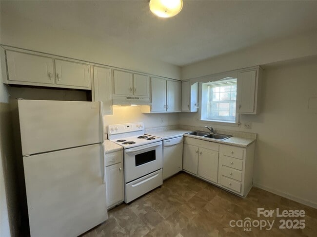 Foto del edificio - 5805 Hunting Ridge Ln