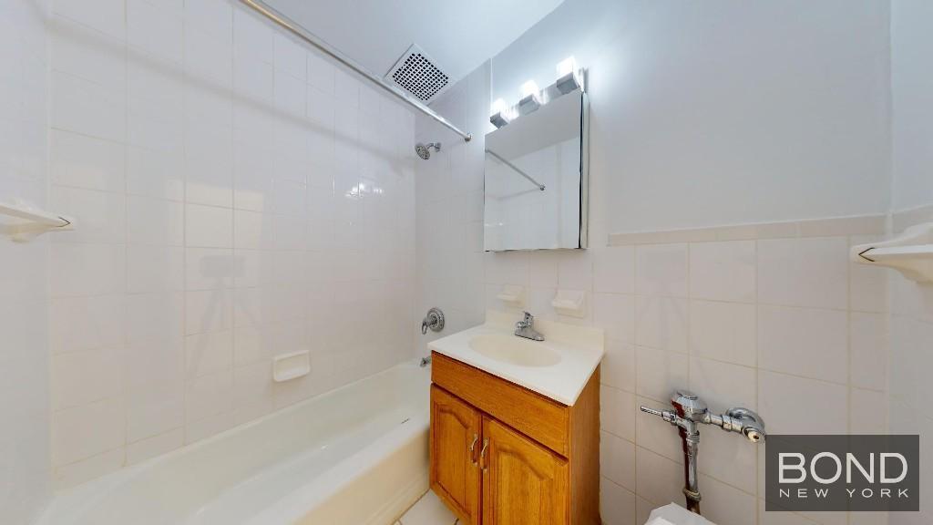 Foto del edificio - 225 E 10th St