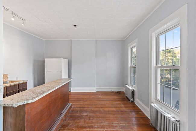 Building Photo - "Charming 1-Bedroom Retreat in the Heart o...