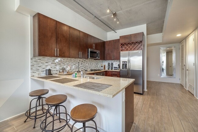 Foto del edificio - Fully Furnished Spacious One Bedroom - Downtown Las Vegas