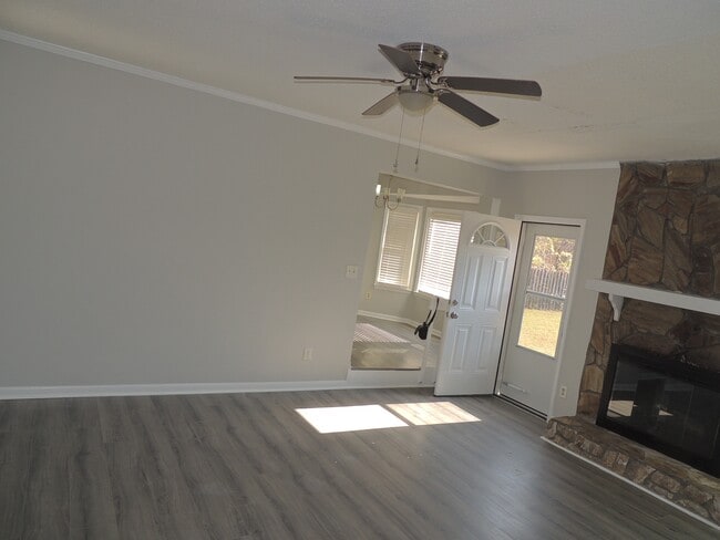 Foto del edificio - 5823 Rivercroft Rd