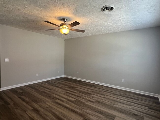 Building Photo - 1510 Center Pointe Dr