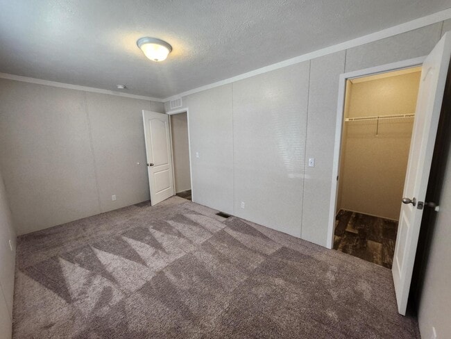Building Photo - 220 Maple
