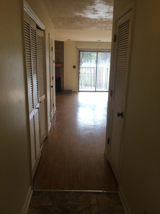 Foto principal - 2 Bedroom 1.5 bath for $1300 a month!