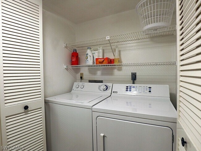 Foto del edificio - 6979 Winkler Rd