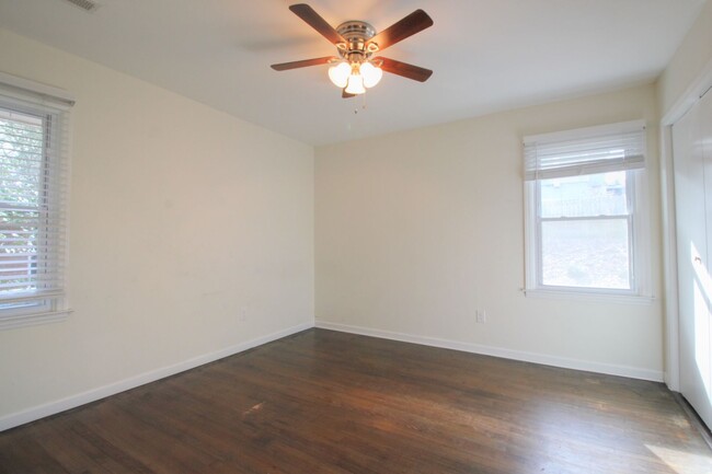 Building Photo - 2 bed/1 bath duplex with complete renovati...