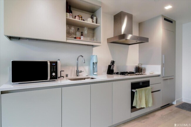 Kitchen area w/ gas stove and lots of built-in storage! - 1545 Pine St