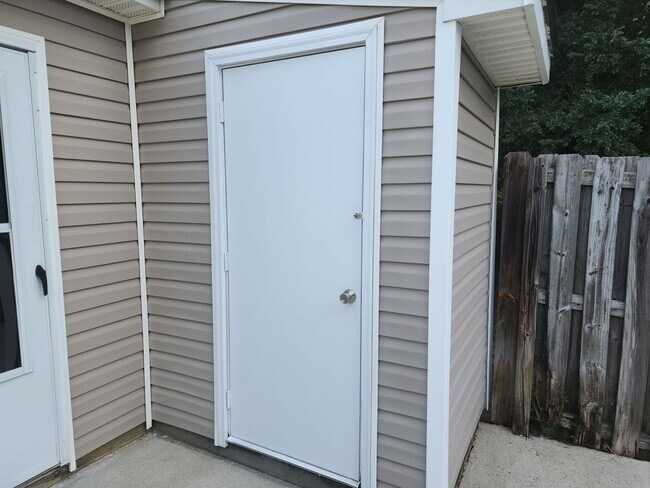 Building Photo - 1204 LONGPOINT DR