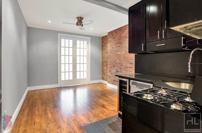 Building Photo - Mott Street