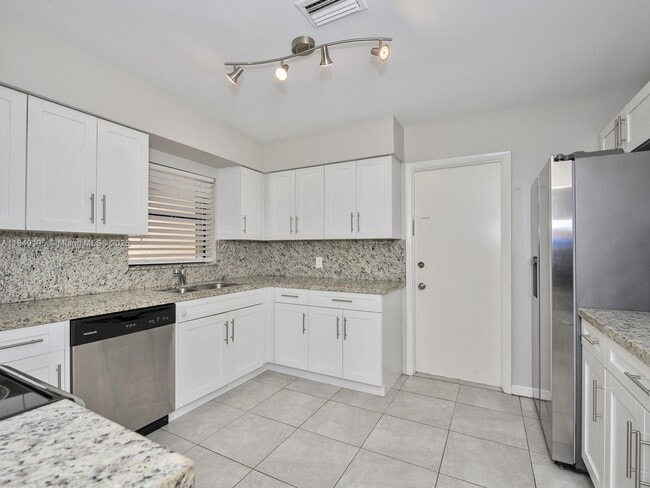 Building Photo - 16742 Royal Poinciana Dr