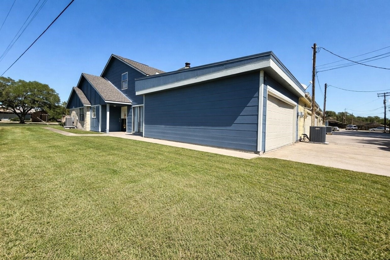 Building Photo - 600 Price Dr