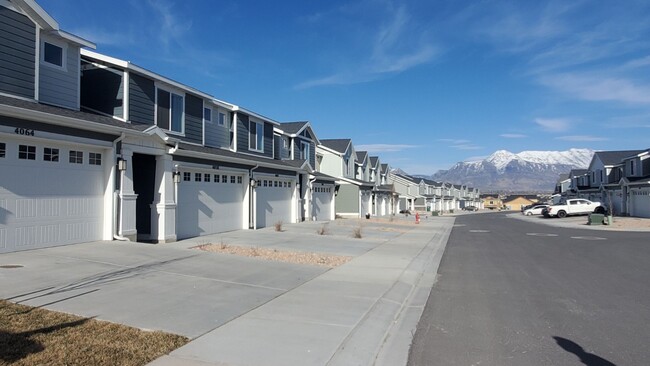 Foto del edificio - Like New 3 Bd 2.5 Bath Townhome