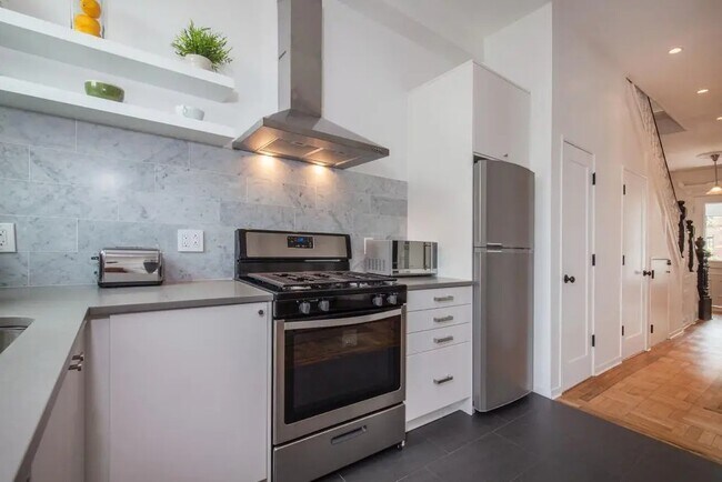 Foto del edificio - Furnished room/NOT APARTMENT