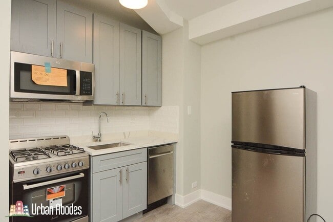 Building Photo - 515 W Belmont Ave