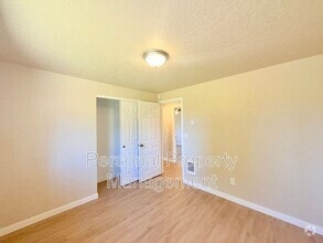 Building Photo - 7621 NE 158th Ave