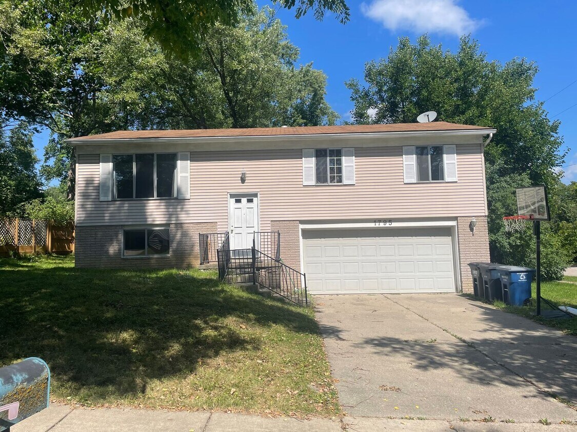 Primary Photo - 3 bedroom 2 bath, fresh paint and carpet