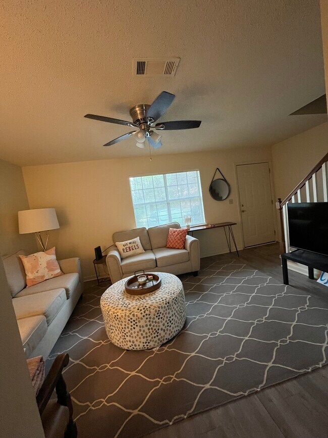 Estudio, armario para abrigos, ventilador de techo y muebles incluidos. - 117 Michael Dr