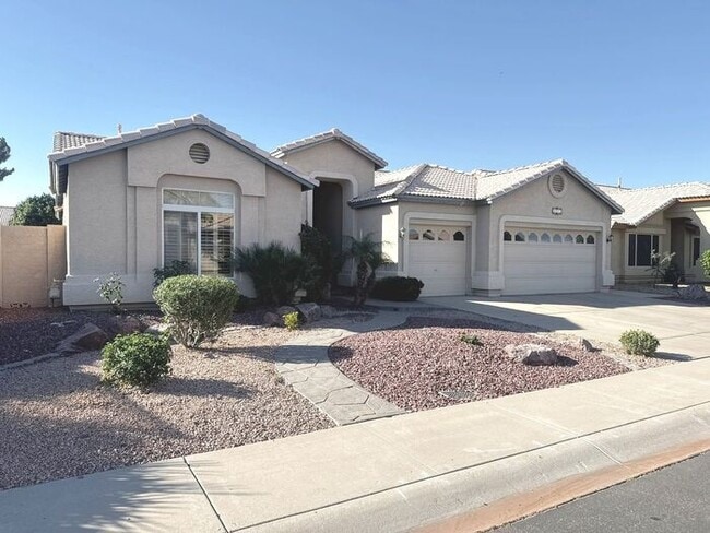 Building Photo - Welcome to this stunning 4Bedroom- 2Bath home located in the Vibrant city of Tempe, AZ.
