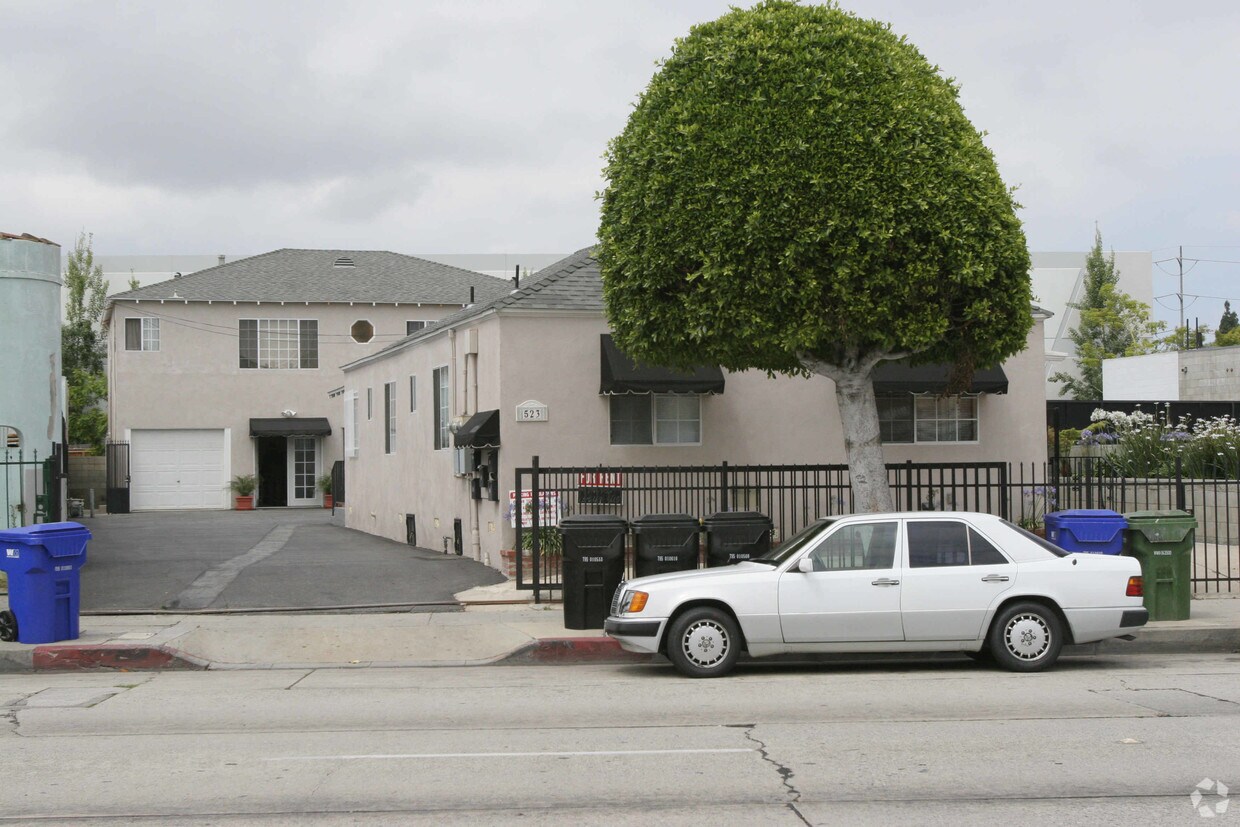 Building Photo - 523 N La Brea Ave