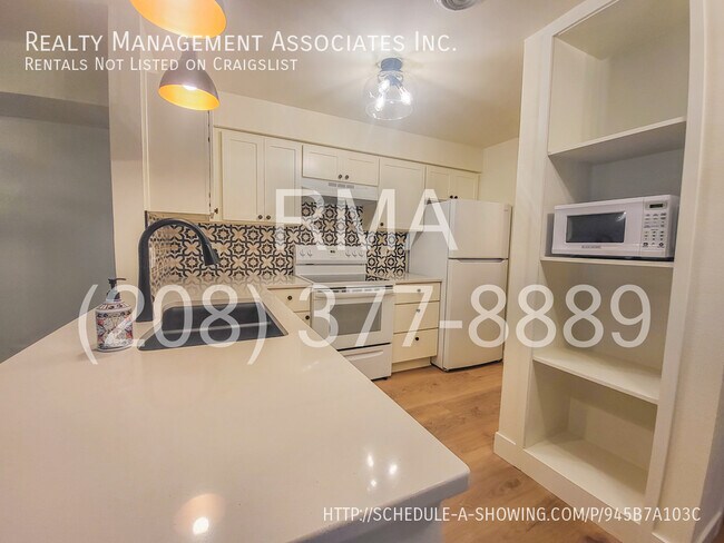Building Photo - Recently Remodeled