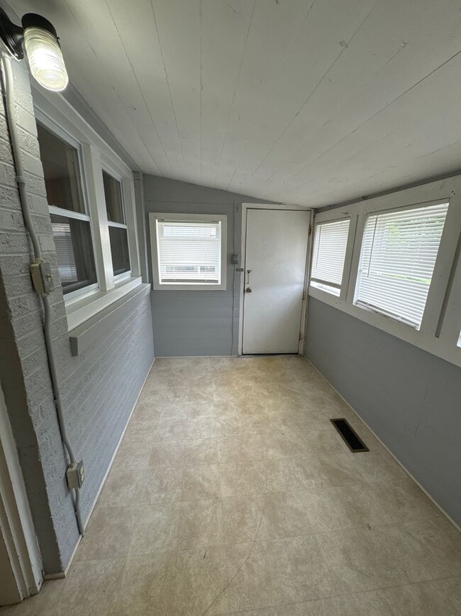 Building Photo - Desirable Brick Home on Elm Street!