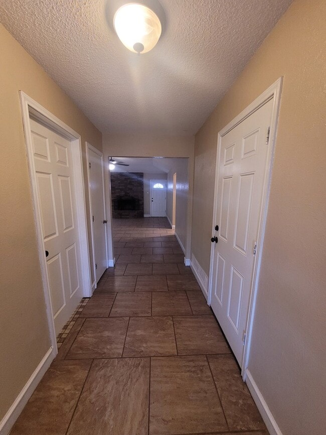 Building Photo - 3 bed 2 bath 2 car garage on cul-de-sac!