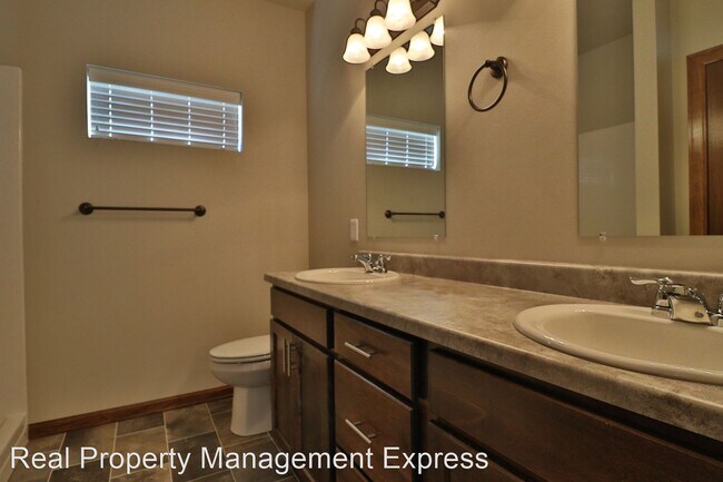 Foto del edificio - 3 br, 2 bath Apartment - 7119-7121 S Hanso...