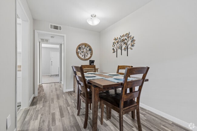 1BR, 1 BA - 670SF - Dining Room - Memorial City Apartments