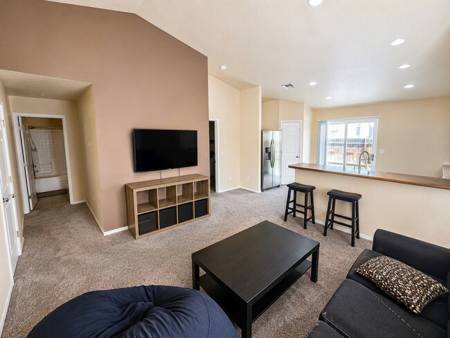 Foto del edificio - Bright Open-Concept Home with Fenced Yard, Double Garage & Community Amenities