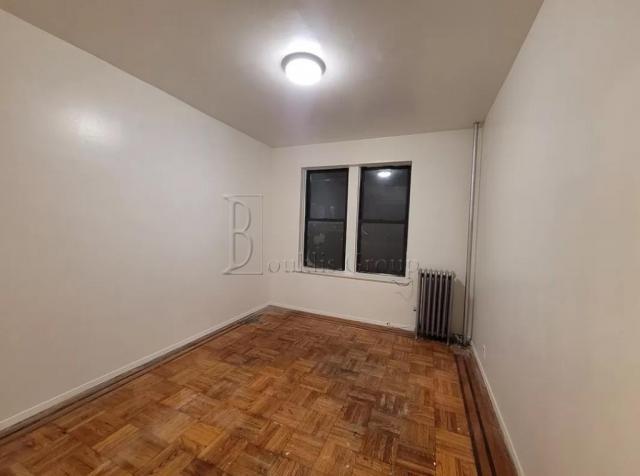 Foto del edificio - 1 bedroom in EAST ELMHURST NY 11370