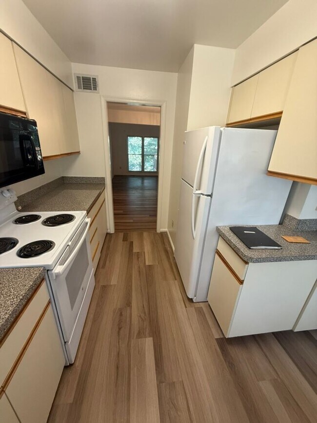 Foto del edificio - Spacious And Sun-Filled 3 Bedroom 2.5 Bath...
