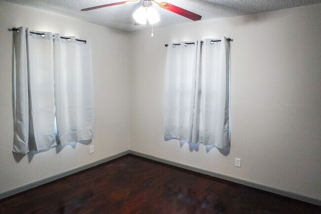 Building Photo - 3 Bed Home with 2 Living Areas, Large Yard, and Huge Patio | Garage | Near Kellogg | East Wichita
