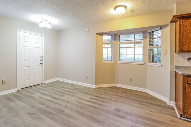 Building Photo - 4714 Glendower Dr