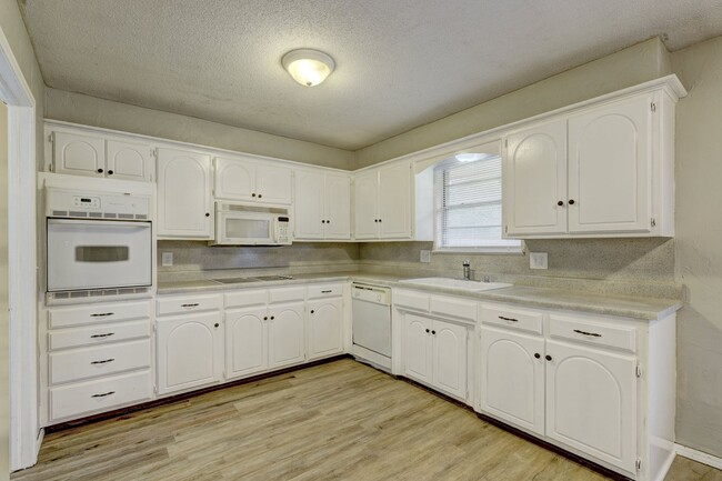 Foto del edificio - 3 bed 2 bath home in OKC