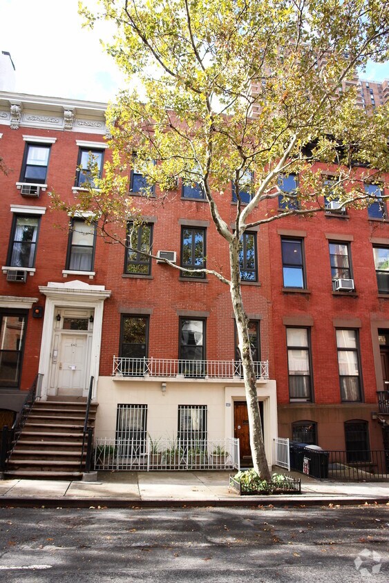 Building Photo - 442 W 44th St