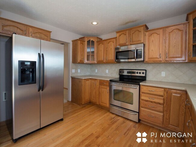 Building Photo - Beautiful, 5 Bedroom, 4 Bathroom Bellevue ...