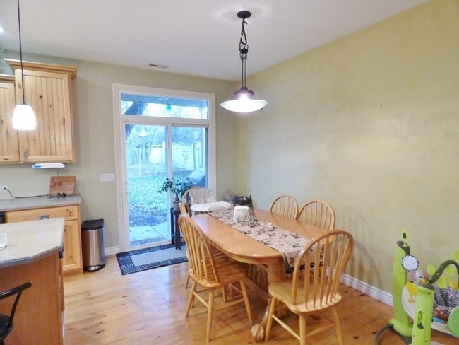 Building Photo - Great 3 BD 2.5 BA Twin Home. Great Location.