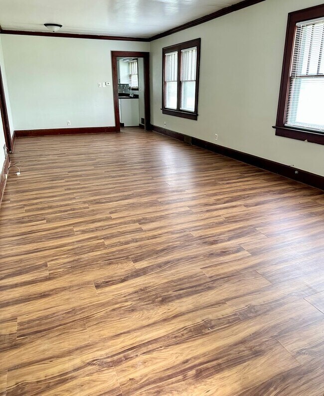 Building Photo - THE DEPOSIT MOVES YOU IN! No rent due until February 1st — the rest of January is FREE! PLUS - Le...