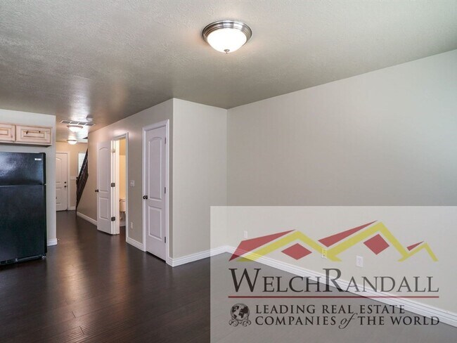 Building Photo - Charming 2 Bed 1.5 Bath Townhome in East L...