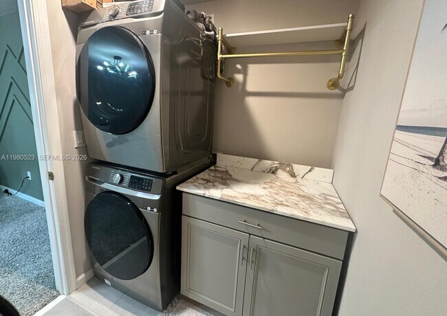 Foto del edificio - 5689 Mentmore Dr