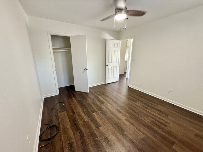 Building Photo - 2 Bedroom Madison Duplex w/ Fenced Yard $1300