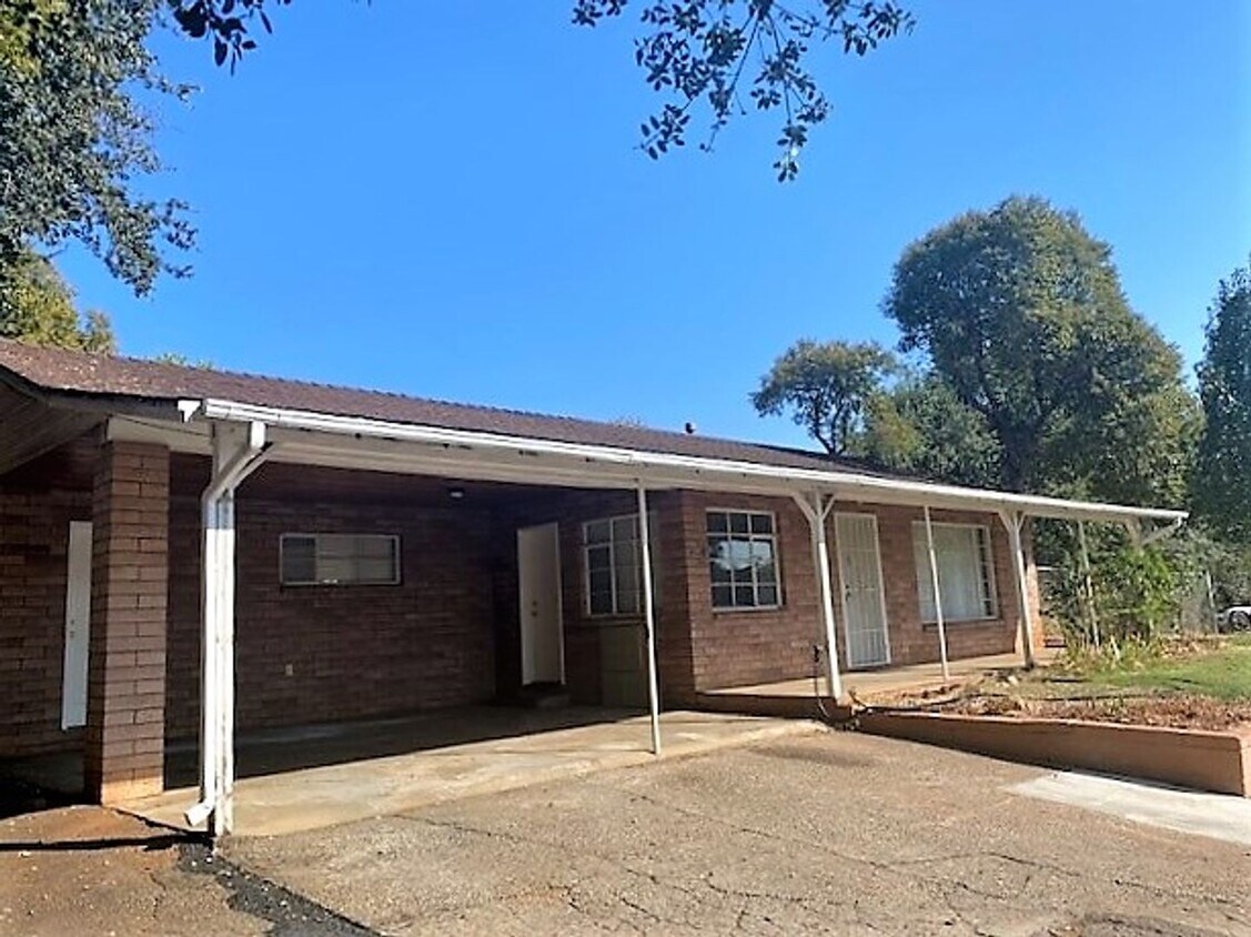 Primary Photo - Cute House w/ Yard!!