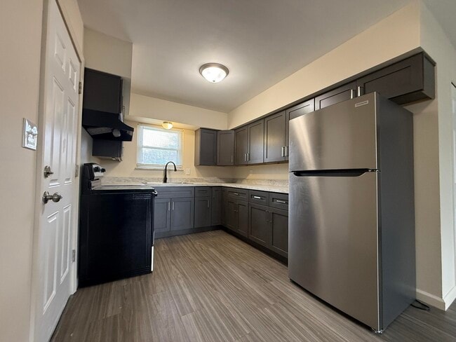 Building Photo - 61 /63 Maplecrest Dr